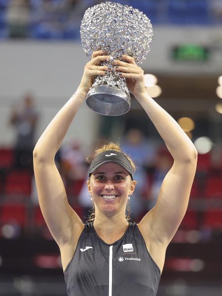 Bia Haddad levanta o troféu após conquistar o título do WTA Elite Trophy da China