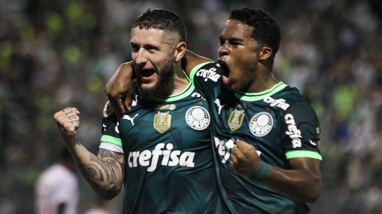 Endrick e Zé Rafael comemoram gol do Palmeiras contra o Inter, pelo Brasileirão