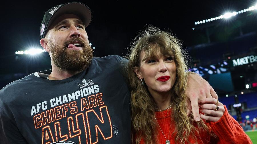 Travis Kelce e Taylor Swift comemoram vitória do Kansas City Chiefs