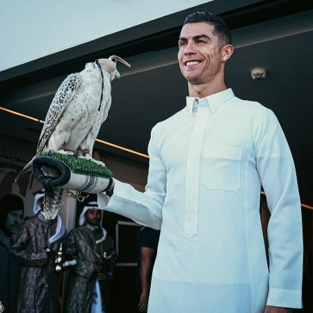 Cristiano Ronaldo com roupas árabes tradicionais para celebrar o feriado da Fundação do Reino Saudita
