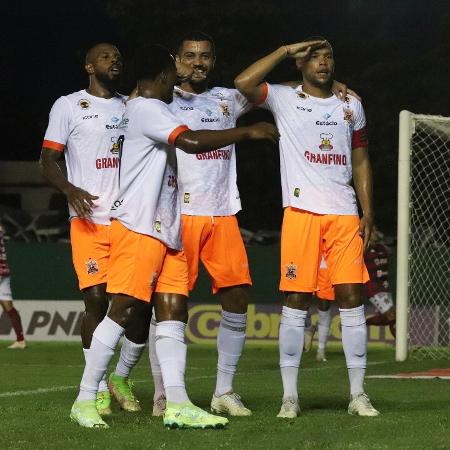Jogadores do Nova Iguaçu celebram vitória sobre a Portuguesa que garantiu vaga nas semifinais do Carioca