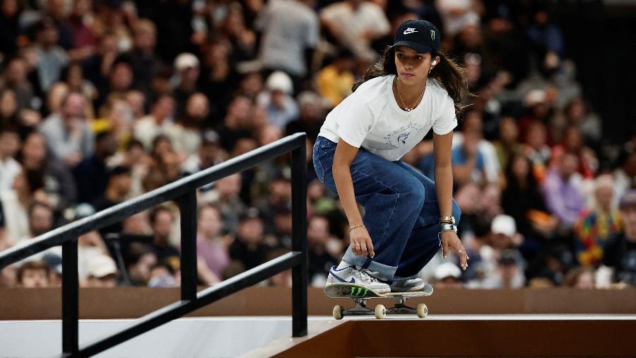 Rayssa Leal em ação na etapa de Paris da Street League Skateboarding (SLS)