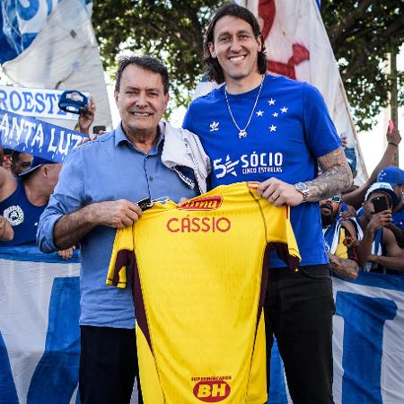Pedro Lourenço e Cássio posam com camisa do Cruzeiro em chegada ao CT Toca da Raposa - Gustavo Aleixo/Cruzeiro