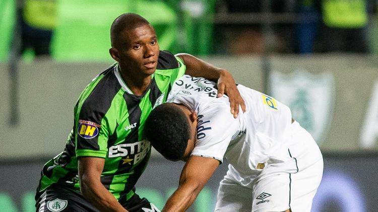 Juninho marcou o segundo gol do América-MG contra o Santos no Independência