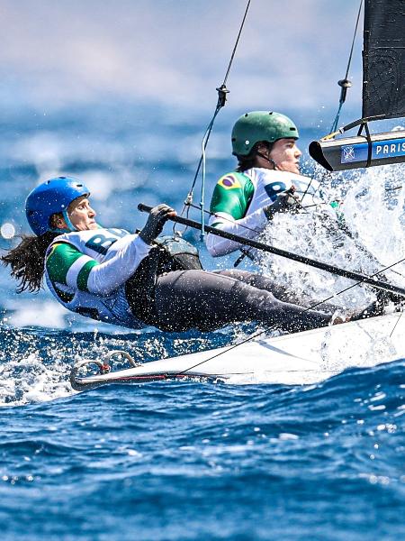 Martine Grael e Kahena Kunze em ação pela categoria 49er FX da vela, nos Jogos Olímpicos de Paris 2024