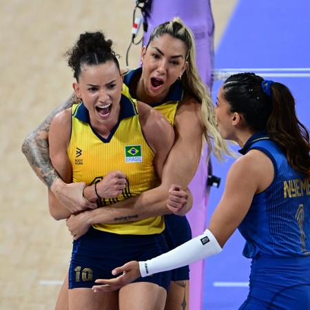 Gabi comemora ponto do Brasil contra a Turquia na disputa do bronze do vôlei feminino em Paris