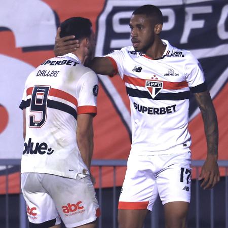 Calleri e André Silva comemoram gol do São Paulo sobre o Botafogo em jogo da Libertadores