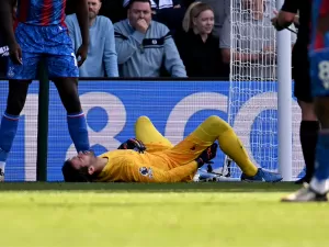 Alisson sofre lesão em jogo do Liverpool e é cortado da seleção