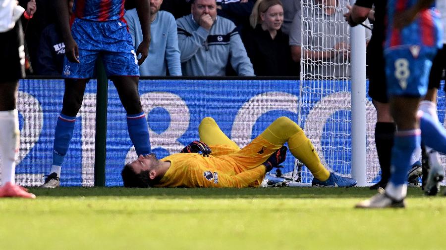 Alisson se machuca durante jogo contra o Crystal Palace  - Andrew Powell/Liverpool FC via Getty Images