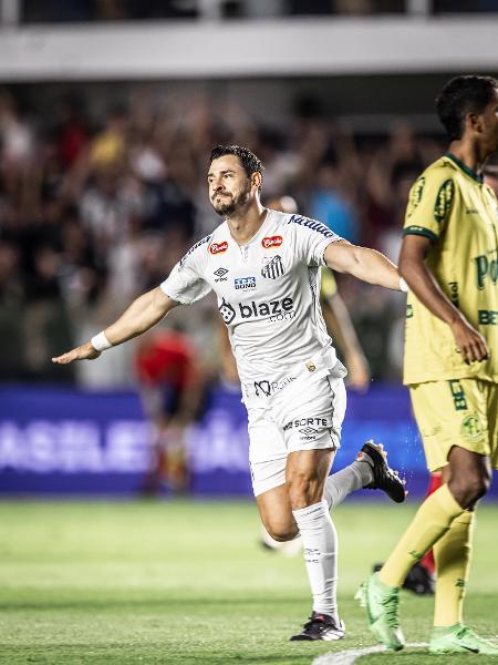 Giuliano comemora gol em partida contra o Mirassol na Vila Belmiro