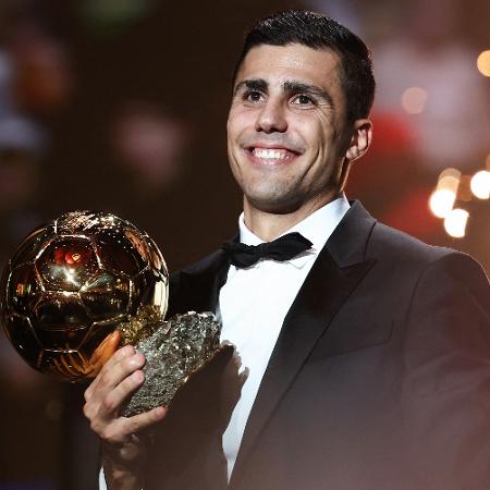 Rodri celebra prêmio do Bola de Ouro; espanhol desbancou Vini Jr