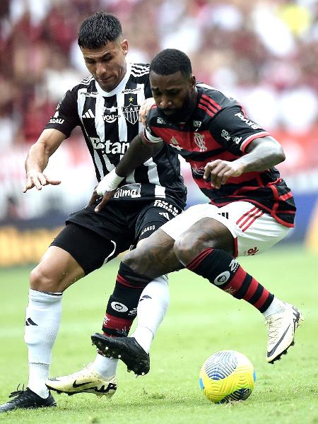 Junior Alonso, do Atlético-MG, e Gerson, do Flamengo, disputam a bola em jogo da Copa do Brasil