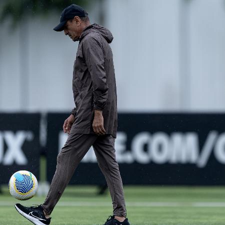 Ramón Díaz durante treino do Corinthians no CT Dr. Joaquim Grava