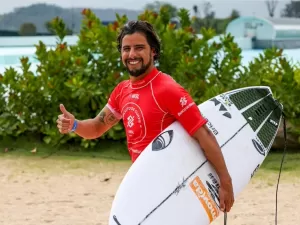 Brasileiro volta à elite do surfe mundial após seis anos: 'Pensei em parar'