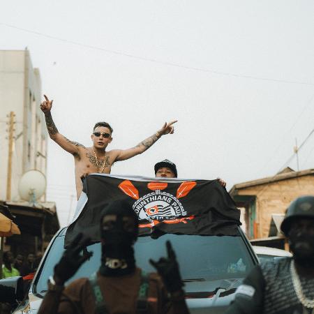 Memphis Depay e MC Hariel com bandeira do Corinthians em Gana