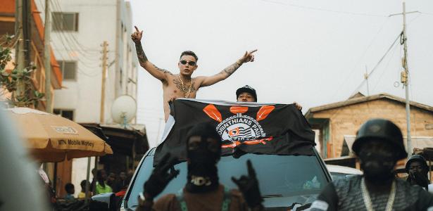 ATÉ EM OUTRO PAÍS! Memphis Depay aparece utilizando a camisa do Corinthians em Gana