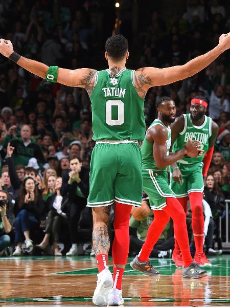 Jayson Tatum e elenco do Boston Celtics usam acessÃ³rios vermelhos em noite de Natal.