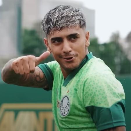 Atacante uruguaio balançou as redes em seu primeiro treino com a camisa alviverde - Reprodução/YouTube