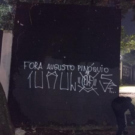 Muro do Parque São Jorge, sede do Corinthians, é pichado Muro do Parque São Jorge, sede do Corinthians, é pichado