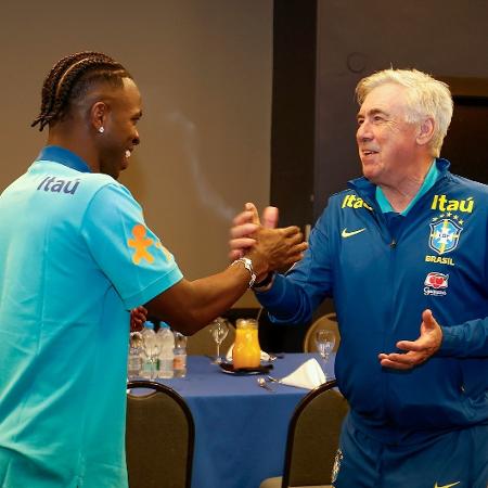 Carlo Ancelotti recebe Vini Jr na apresentação da seleção brasileira Carlo Ancelotti recebe Vini Jr na apresentação da seleção brasileira