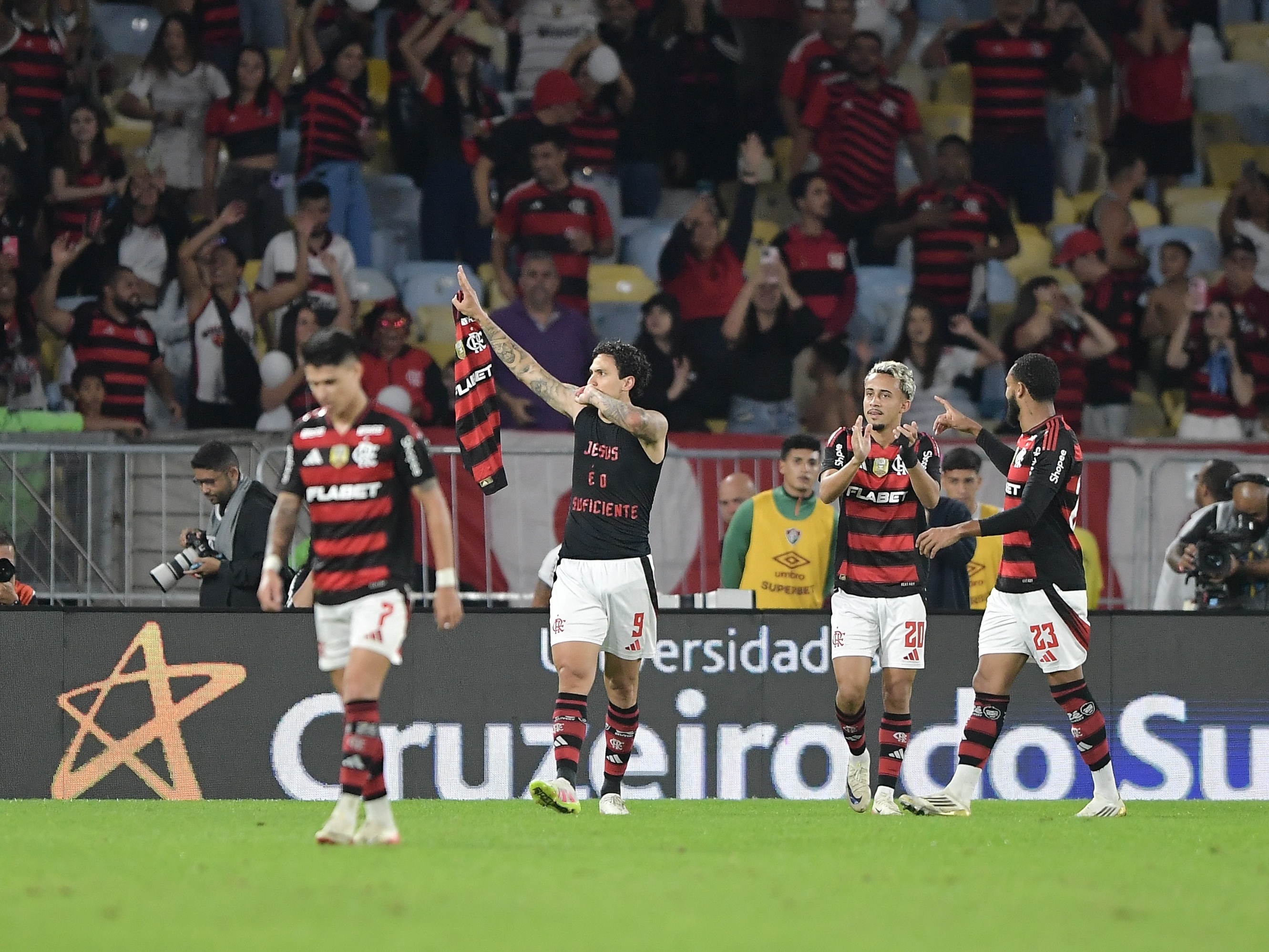 Flamengo vence o Fluminense em clássico equilibrado e segue na cola do líder do Brasileirão