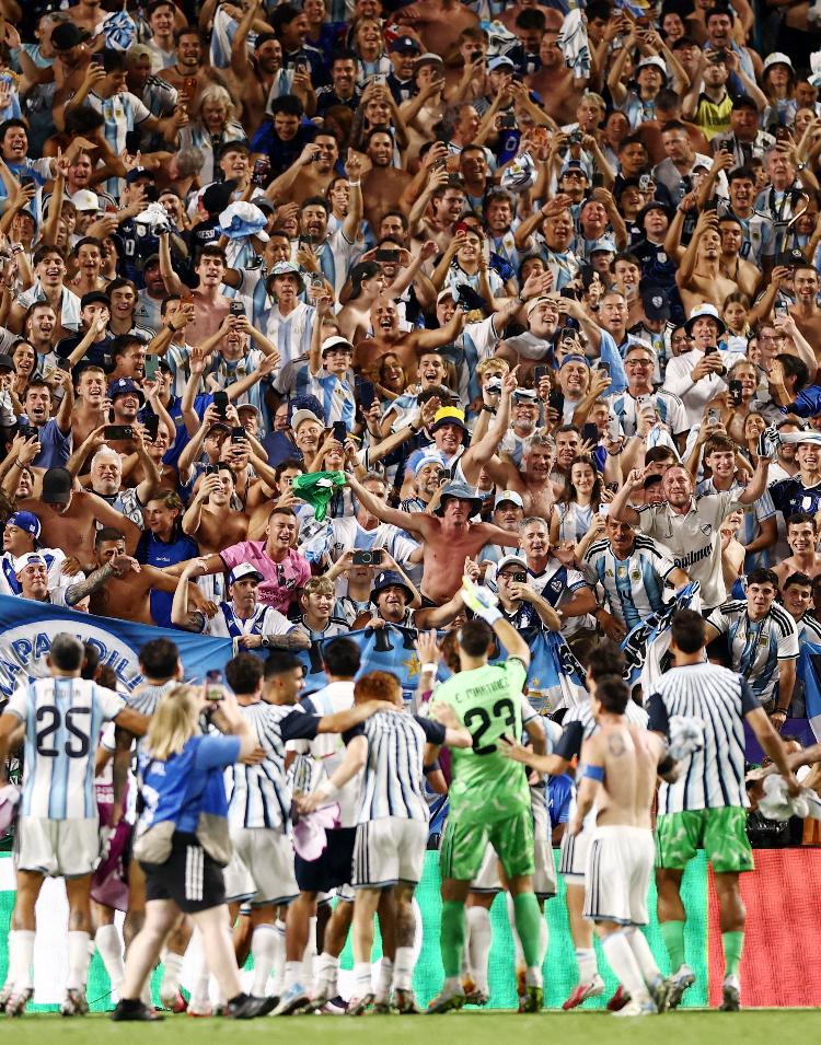 Jogadores da Argentina comemoram classificação à semifinal da Copa do Mundo com a torcida, em Kansas City
