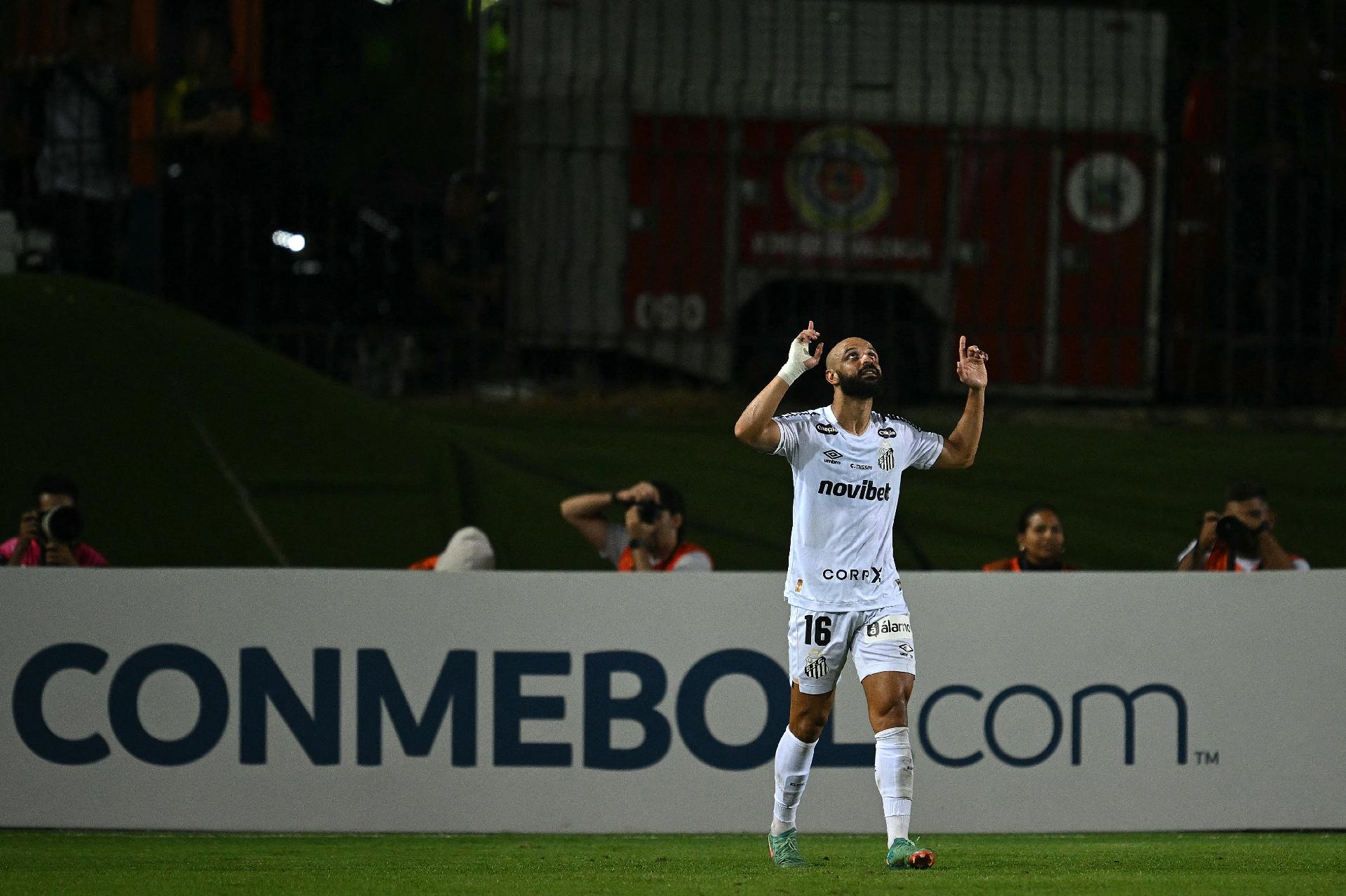 Thaciano comemora gol do Santos pela Copa Sul-Americana - undefined