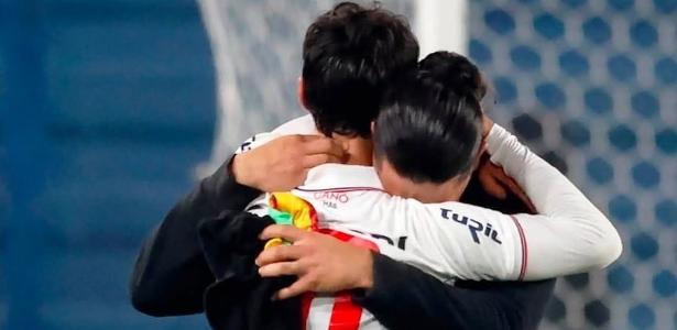 Pai e filho se enfrentam pelo Uruguaio e protagonizam abraço emocionante