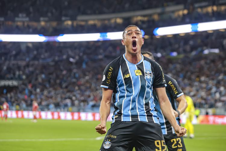Carlos Vinícius, do Grêmio, comemora gol contra o Internacional, pela Copa do Brasil
