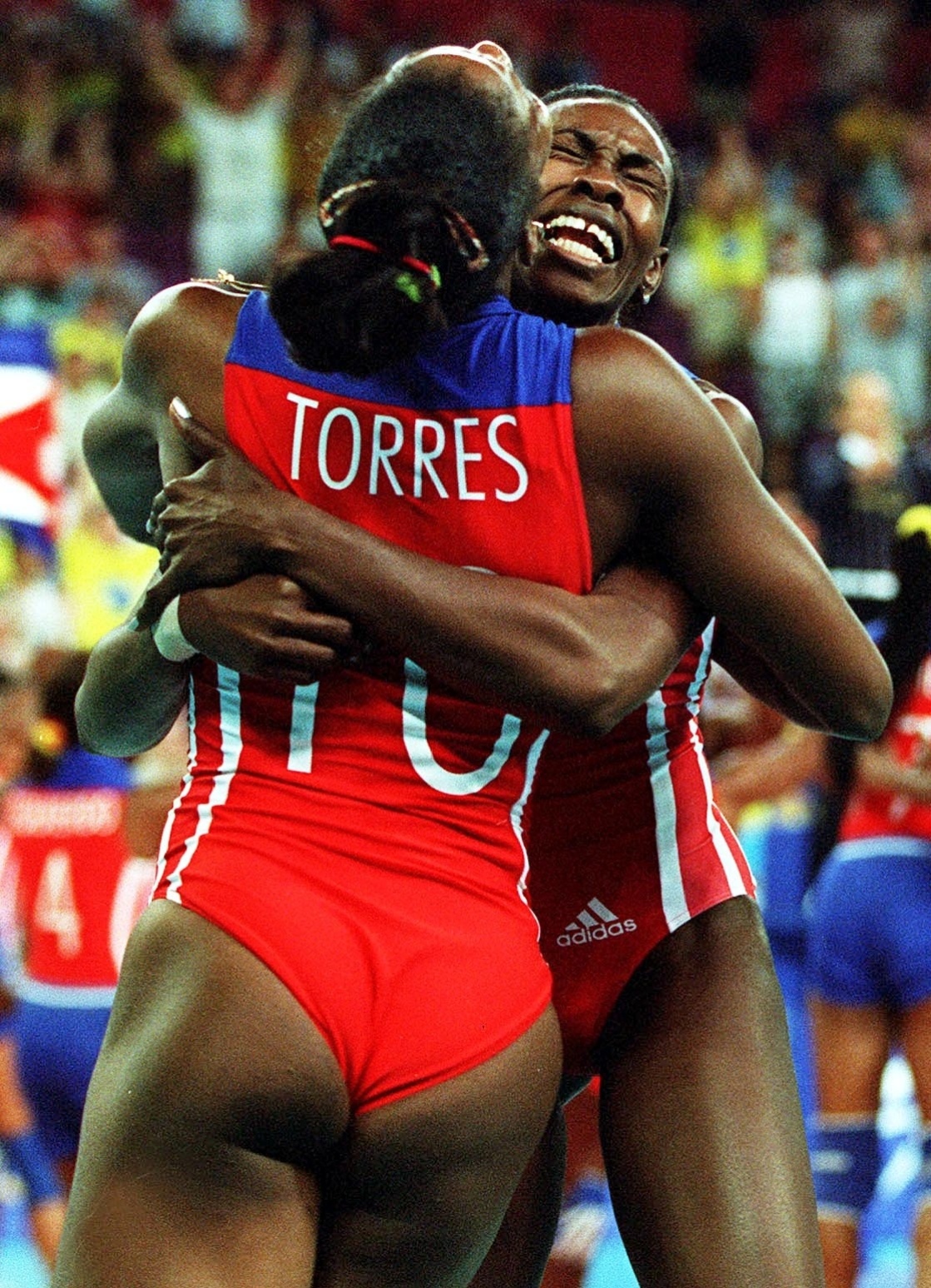30.set.2000 - Regla Torres (de costas) e Mireya Luis comemoram vitória na final da Olimpíada de Sydney