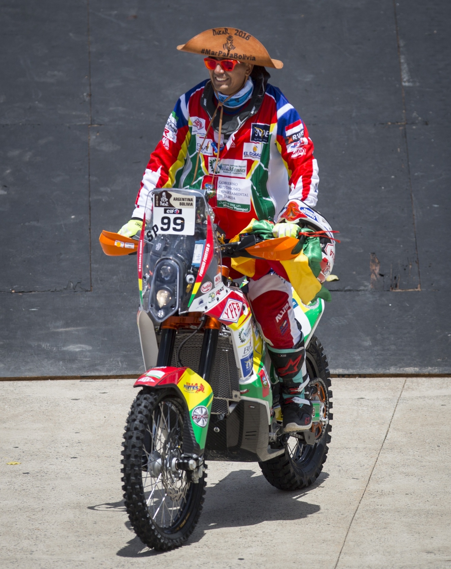 O motociclista boliviano Fabricio Fuentes durante a largada simbólica, em Buenos Aires - Martín Zabala/Xinhua