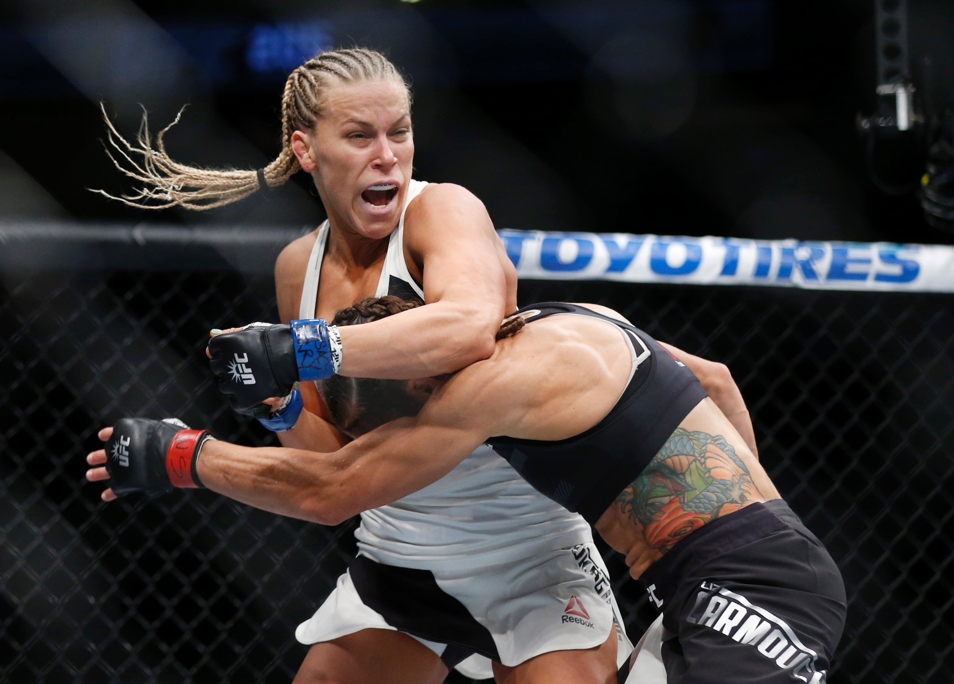 Ataque de Katlyn Chookagian passa no vazio contra Liz Carmouche, na primeira luta do UFC 205 - Adam Hunger / USA TODAY Sports