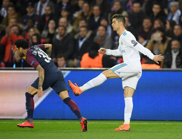 Ronaldo tentou acertar Daniel Alves; a arbitragem ignorou o lance ocorrido no 1º tempo - Matthias Hangst/Getty Images