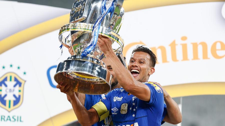 Henrique ergue taça de campeão da Copa do Brasil de 2018 - Marcello Zambrana/AGIF