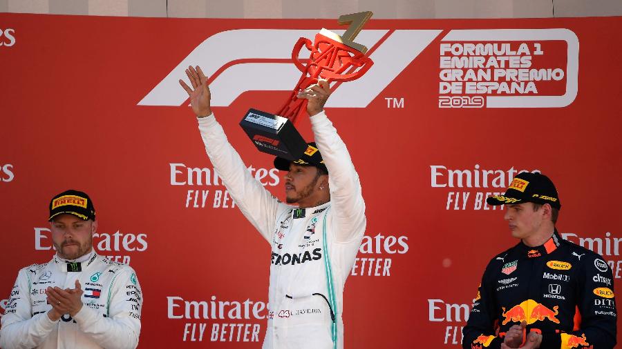 Hamilton levanta troféu após vencer o GP da Espanha - Lluis Gene/AFP