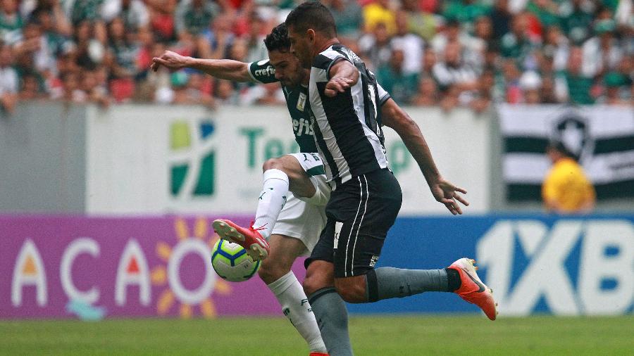 Diego Souza  disputa a bola em jogo do Botafogo contra o Palmeiras - Vitor Silva/Botafogo