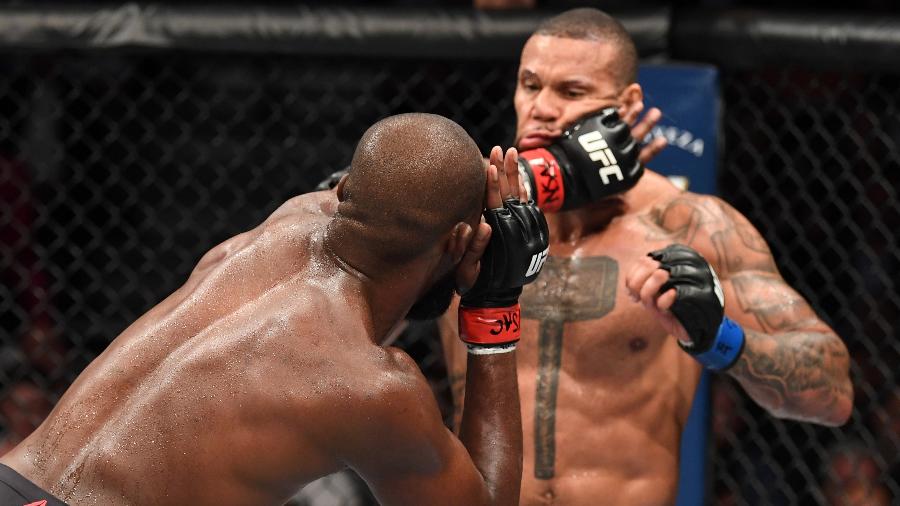 Jon Jones tenta golpe para cima de Thiago Marreta no UFC 239 - Josh Hedges/Zuffa LLC