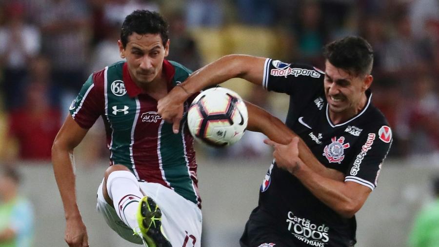 Bola em disputa durante partida entre Fluminense e Corinthians - REUTERS/Pilar Olivares