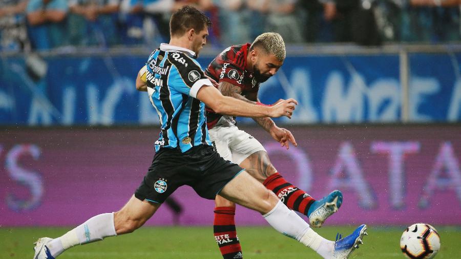 Gabigol e Kannemann, durante Grêmio x Flamengo - REUTERS/Diego Vara