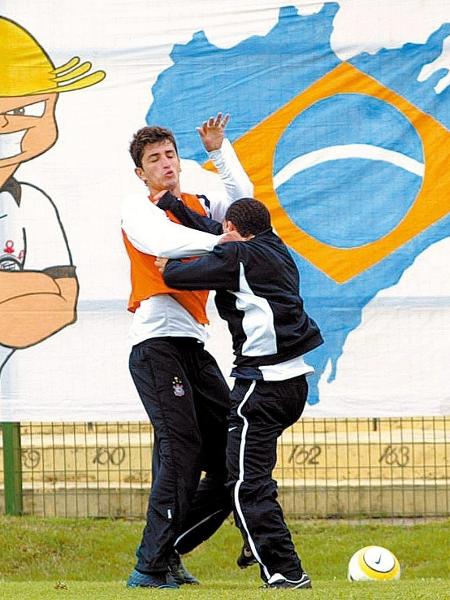 Marquinhos e Tevez brigam durante treino do Corinthians em 2005 - Arquivo Folha