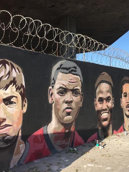 Vítimas do incêndio no Ninho do Urubu, CT do Flamengo, recebem homenagem em muro próximo ao Maracanã - Bruno Braz / UOL