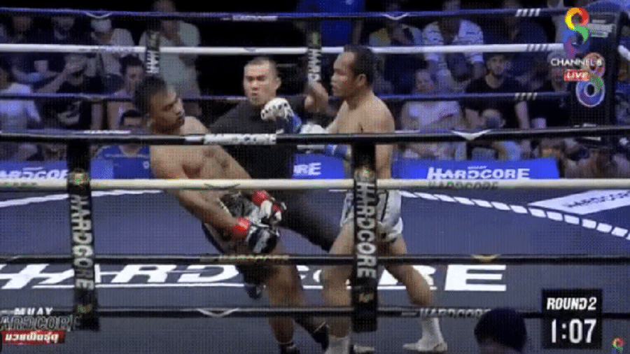 O árbitro tailandês Sittichai Ineiad salvou um lutador nocauteado de bater com cabeça no chão em evento de muay thai em Bangkok - Reprodução/Twitter