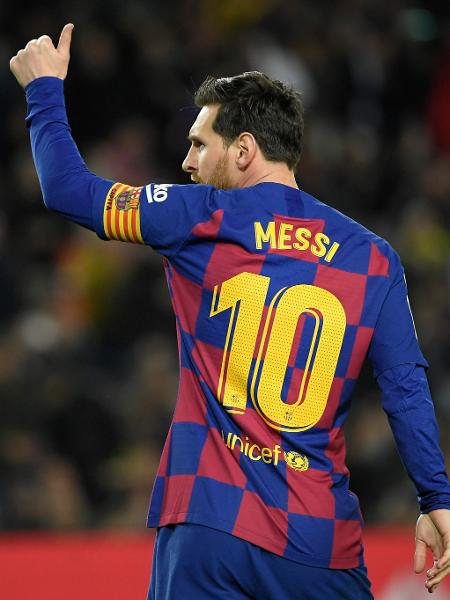Lionel Messi marca gol de pênalti contra a Real Sociedad - LLUIS GENE / AFP