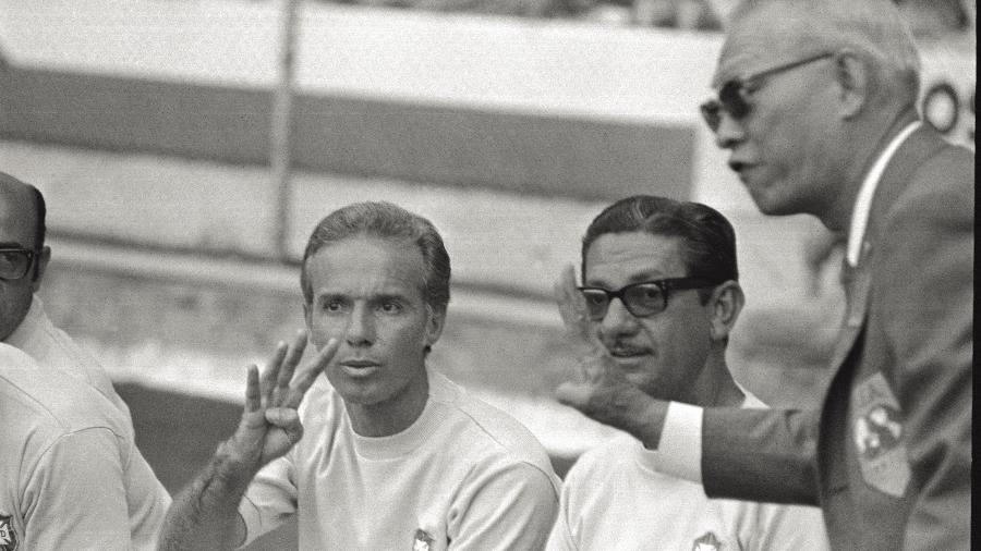 Zagallo comanda a seleção brasileira durante a Copa do Mundo de 1970, no México - Mario De Biasi/Getty Image