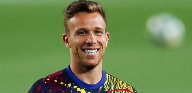 Grêmio anuncia retorno do meia Arthur Melo após passagem pelo Barcelona.