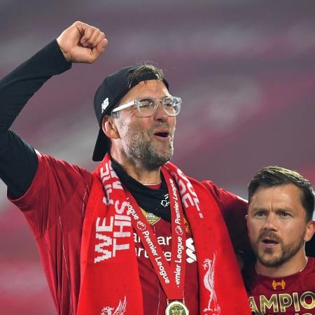 Klopp faz festa com boné para trás após Liverpool receber troféu de campeão inglês - Paul Ellis/Pool via Getty Images