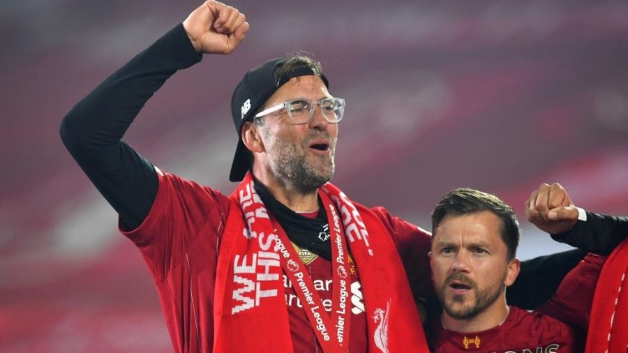 Klopp faz festa com boné para trás após Liverpool receber troféu de campeão inglês - Paul Ellis/Pool via Getty Images