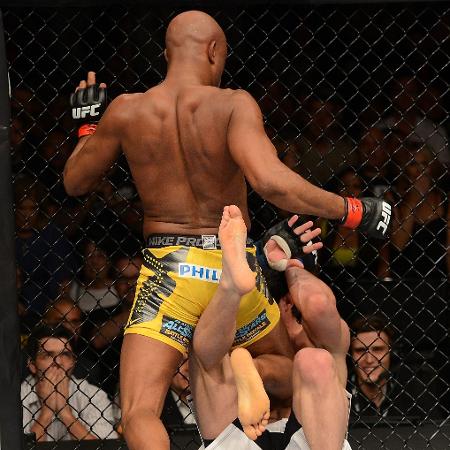 Anderson Silva acerta joelhada em Chael Sonnen, em luta no UFC 148