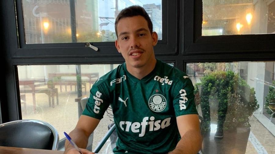 Daniel, atacante do sub-17 do Palmeiras, assina contrato - Divulgação