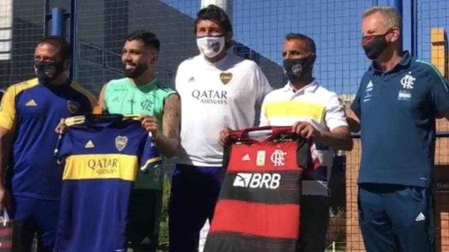 Gabigol ganhou uma camisa do Boca Juniors antes de Racing x Flamengo - Reprodução/TV Fla